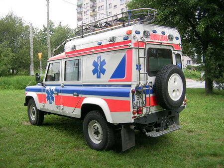 Ambulans Defender 110 003.jpg