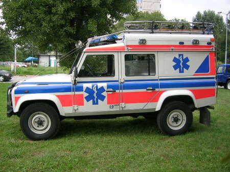 Ambulans Defender 110 002.jpg